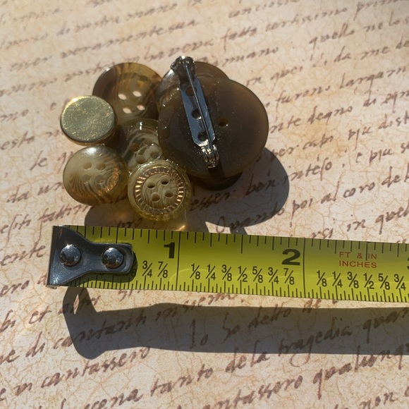 Green button brooch handmade - Picture 5 of 6